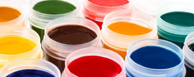 Resim yapmak için çok renkli guaj seti