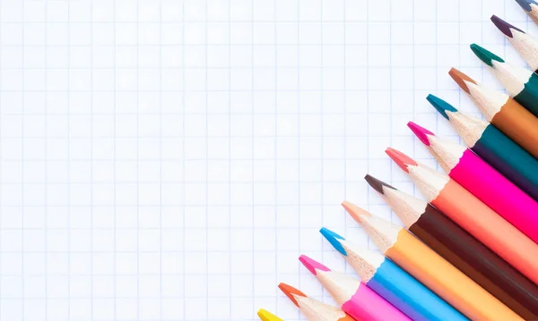 Bir Defter Kağıdının Arka Planında Birçok Renkli Kalem — Stok fotoğraf