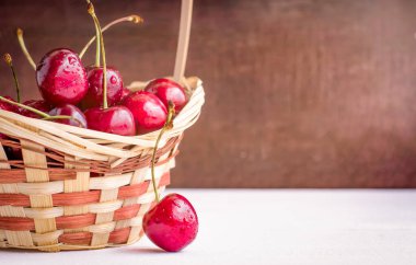 Masadaki taze kirazlar.