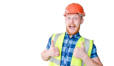 İzole edilmiş beyaz arka planda kızıl saçlı erkek inşaat işçisi