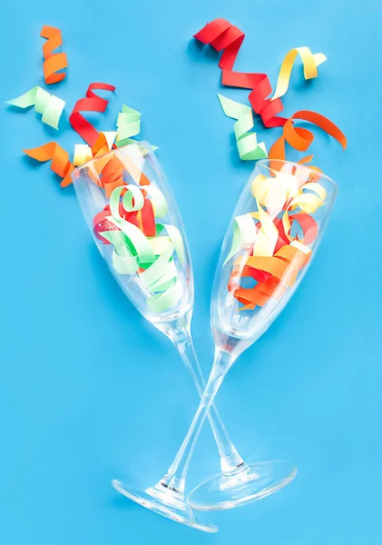 Dois Copos Festivos Com Confete — Fotografia de Stock