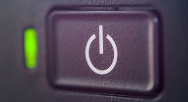 Bulanık koyu güç düğmesi yakın plan