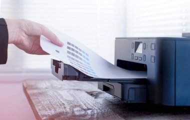 bir yazıcıya kağıt yazdırma işlemi