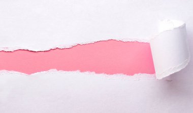 Pembe bir fotokopi alanının içinde yırtılmış beyaz bir kağıt parçası.