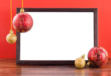 Fotokopi alanı ve kırmızı arkaplanda noel süsü olan çerçeve