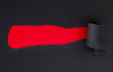 Siyah yırtık kağıt, kırmızı kopya boşluğunda.