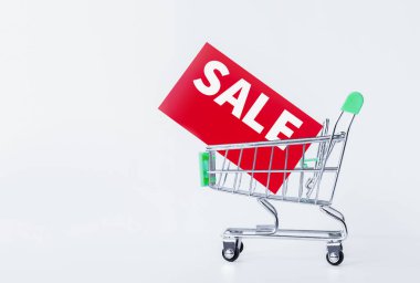 Gri arka planda kırmızı kutulu alışveriş arabası