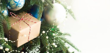 Noel ağacında Noel hediyesi