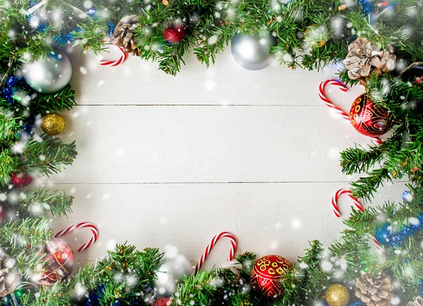 Beyaz ahşap arka planda noel süslemeleri