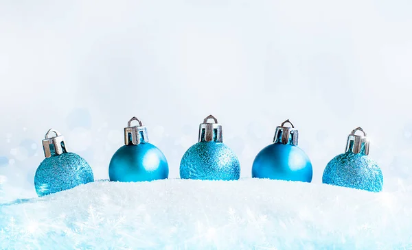 Fünf Blaue Christbaumkugeln Stehen Hintereinander Schnee — Stockfoto