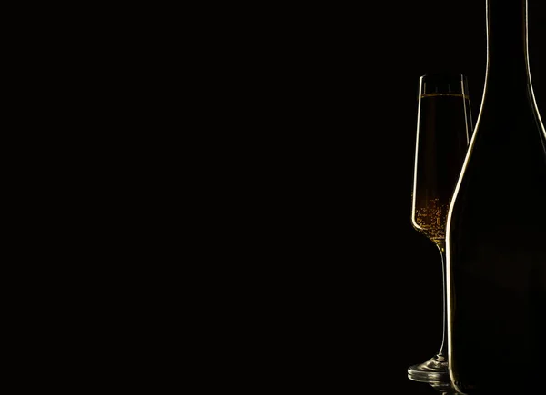 黑色背景的瓶子和香槟酒的轮廓 — 图库照片