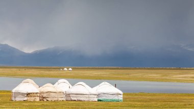 Song Kul - Kırgızistan 'ın Tian Shan Dağları' ndaki yüksek alp gölü