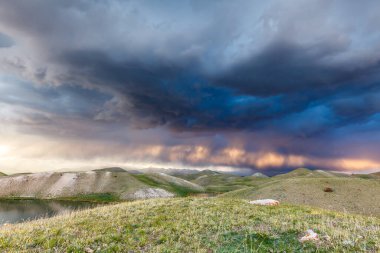 Kırgızistan 'da fırtınada Tulpar Kul Gölü' nün güzel manzarası