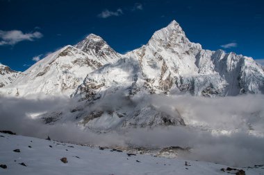 KALA PATTHAR, NEPAL - CIRCA ECTOBER 2013: Kala Patthar 'dan Everest ve Nuptse manzarası Ekim 2013' te Kala Patthar 'da.