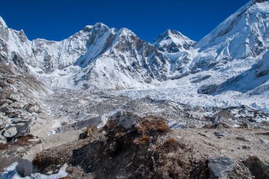 GORAKSHEP, NEPAL - CIRCA ECTOBER 2013: Gorakshep 'de Ekim 2013' te Everest Ana Kampı 'na giden yolun dışındaki Himalayalar' ın (Lingtren, Khumbutse) manzarası