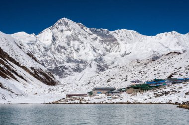 GOKYO, NEPAL - CIRCA ECTOBER 2013: Cho Oyu ve Gokyo köyünün manzarası Ekim 2013 dolaylarında Gokyo 'da.
