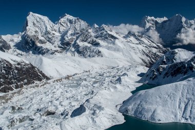 GOKYO, NEPAL - CIRCA ECTOBER 2013: Gokyo Ri 'nin Ekim 2013' teki Himalayaların güzel manzarası.