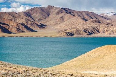 Tacikistan, Pamir 'deki Yashikul Gölü' nün güzel manzarası