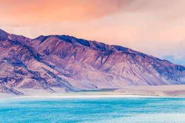 Tacikistan, Pamir 'deki Yashikul Gölü' nün güzel manzarası