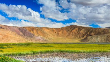 Tacikistan 'da Pamir' de Bulunkul Gölü 'nün güzel manzarası