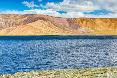 Tacikistan 'da Pamir' de Bulunkul Gölü 'nün güzel manzarası