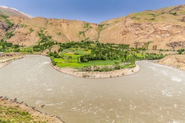 Wachan Koridoru boyunca Pamir, Afganistan ve Panj Nehri 'nin güzel manzarası