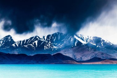 Tacikistan, Pamir 'deki Karakul gölünün güzel manzarası