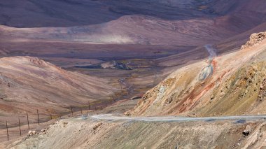 Tacikistan 'daki Ak-Baital Geçidi' ndeki Pamir dağlarının güzel manzarası.