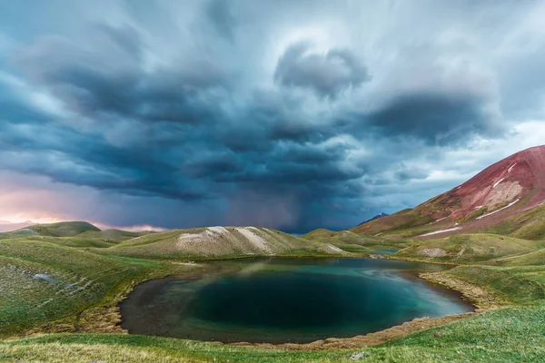 Gyönyörű Kilátás Nyílik Tulpar Kul Kirgizisztánban Vihar Alatt — Stock Fotó