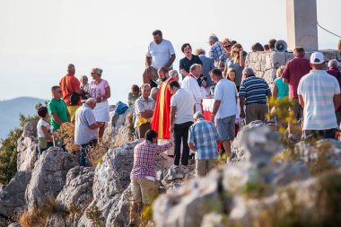 HVAR, CROATIA - CIRCA SEPTEMBER 2016: Hırvatistan 'ın Hvar adasındaki Hvar kasabasının güzel manzarası Eylül 2016' da Hvar 'da.