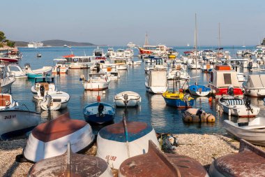 HVAR, CROATIA - CIRCA SEPTEMBER 2016: Hırvatistan 'ın Hvar adasındaki Hvar kasabasının güzel manzarası Eylül 2016' da Hvar 'da.