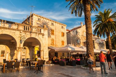 HVAR, CROATIA - CIRCA SEPTEMBER 2016: Hırvatistan 'ın Hvar adasındaki Hvar kasabasının güzel manzarası Eylül 2016' da Hvar 'da.