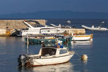 STARI GRAD, CROATIA - CIRCA AUGust 2016: Hırvatistan 'ın Hvar adasında Ağustos 2016 civarında yer alan Stari Grad kasabasının manzarası.