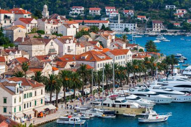 STARI GRAD, CROATIA - CIRCA AUGust 2016: Hırvatistan 'ın Hvar adasında Ağustos 2016 civarında yer alan Stari Grad kasabasının manzarası.