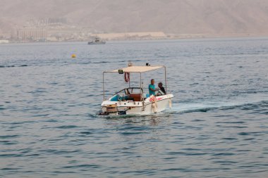 EILAT, ISRAEL - CIRCA MAYIS 2018: Eilat 'ta Mayıs 2018 sularında İsrail' de Kızıldeniz 'in güzel manzarası.