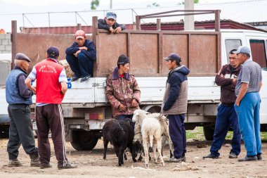 KARAKOL, KYRGYZSTAN - CIRCA HAZİRAN 2017: Karakol 'da haftalık pazar hayvan pazarı Kırgızistan' daki Issyk-Kul Gölü 'nün doğu ucu, 2017 Haziran ayı civarında Karakol' da.