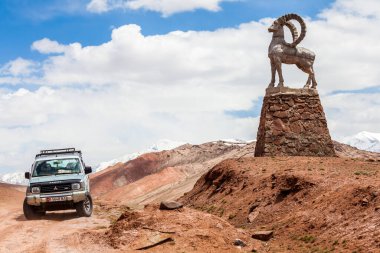 KYZYLART PASS, KYRGYZSTAN - CIRCA HAZİRAN 2017: Kyzylart Geçidi 'nin bir dağ geçidi ve Tacikistan ve Kırgızistan sınırının görüntüsü Haziran 2017 dolaylarında Kyzylart Geçidi' nde.