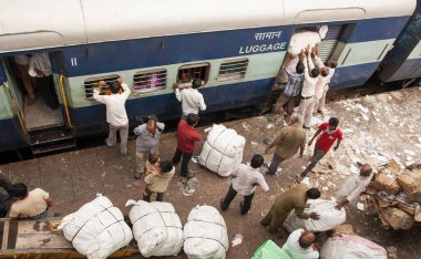 NEW DELHI, INDIA - CIRCA EPTEMBER 2013: Yeni Delhi 'deki tren istasyonundaki platformlardan biri Eylül 2013 dolaylarında,.