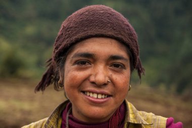 JUNBESI, NEPAL - CIRCA ECTOBER 2013: Nepalli kadın Ekim 2013 'te Junbesi' de.