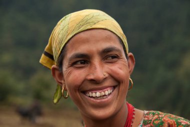 JUNBESI, NEPAL - CIRCA ECTOBER 2013: Nepalli kadın Ekim 2013 'te Junbesi' de.