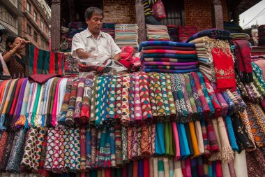 KATHMANDU, NEPAL - CIRCA EKİM 2013: Kathmand sokaklarında sosyal hayat