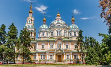 ALMATY, KAZAKHSTAN - CIRCA JUNE 2017: Zenkov Katedrali olarak da bilinen Yükseliş Katedrali, Almaty 'deki Panfilov Parkı' nda Haziran 2017 civarında yer alan bir Rus Ortodoks katedrali..