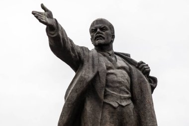 BISHKEK, KYRGYZSTAN - CRCA HAZİRAN 2017: Bişkek 'teki Lenin Heykeli Haziran 2017 dolaylarında Bişkek' te.