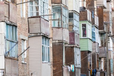 KARAKOL, KYRGYZSTAN - CIRCA HAZİRAN 2017: Karakol önceden Kırgızistan 'ın Kırgızistan' daki Issyk-Kul Gölü 'nün doğu ucu yakınlarındaki dördüncü büyük şehir.