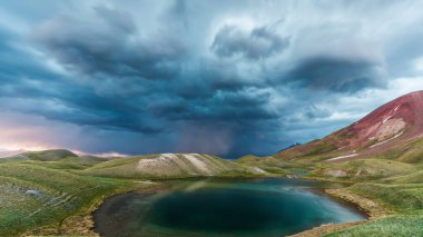 Kırgızistan 'da fırtınada Tulpar Kul Gölü' nün güzel manzarası