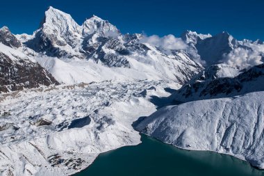 GOKYO, NEPAL - CIRCA ECTOBER 2013: Gokyo Ri 'nin Ekim 2013' teki Himalayaların güzel manzarası.