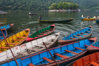 POKHARA, NEPAL - CIRCA NOVEMBER 2013: Kasım 2013 sıralarında Pokhara 'da göl manzarası.