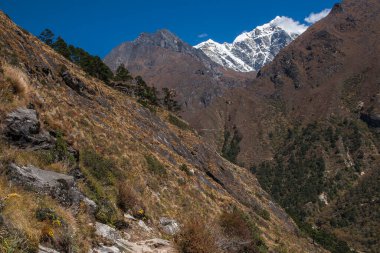 MONG LA, NEPAL - CIRCA ECTOBER 2013: Mong La 'da Ekim 2013' te Phortse Thang 'e giden Himalayaların manzarası.