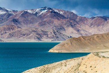 Tacikistan, Pamir 'deki Yashikul Gölü' nün güzel manzarası