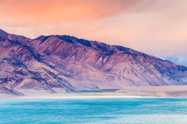 Tacikistan, Pamir 'deki Yashikul Gölü' nün güzel manzarası